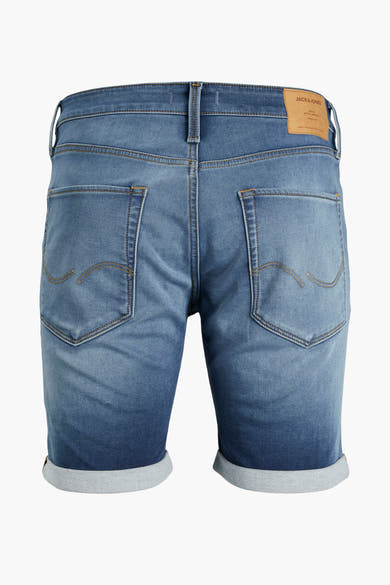 Short en denim bleu par JACK & JONES JEANS INTELLIGENCE, avec poches arrière et ourlets retroussés.
