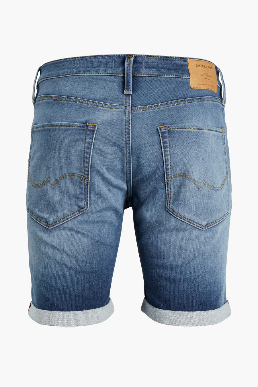 Short en denim bleu par JACK & JONES JEANS INTELLIGENCE, avec poches arrière et ourlets retroussés.