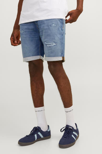 Korte spijkerbroek in blauwe denim van JACK & JONES JEANS INTELLIGENCE, met achterzakken en opgerolde zomen.