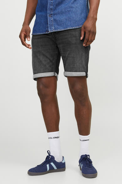 Short en jean noir de JACK & JONES JEANS INTELLIGENCE, avec ourlet retroussé, porté avec une chemise en jean et des baskets bleues.
