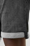 Korte zwarte spijkerbroek van JACK & JONES JEANS INTELLIGENCE met een hand in de achterzak.