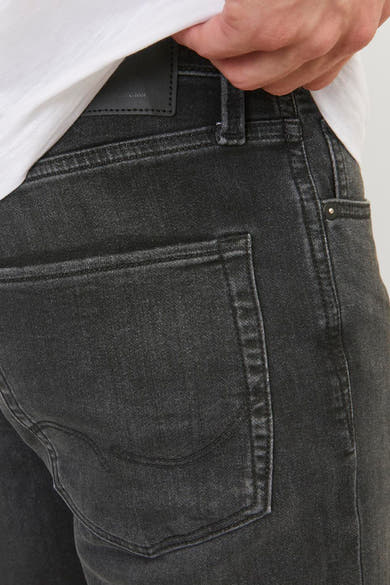 Korte zwarte spijkerbroek van JACK & JONES JEANS INTELLIGENCE, met achterzak en stikseldetails.