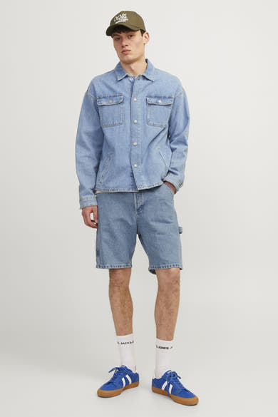Short en jean bleu clair de JACK & JONES JEANS INTELLIGENCE, porté avec une veste en jean et des baskets bleues.
