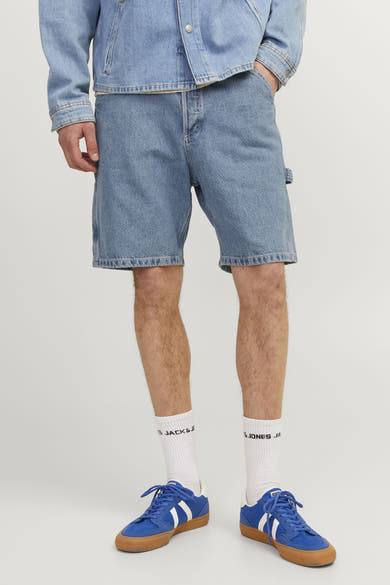 Short en jean bleu clair de JACK & JONES, porté avec des chaussettes blanches et des baskets bleues.
