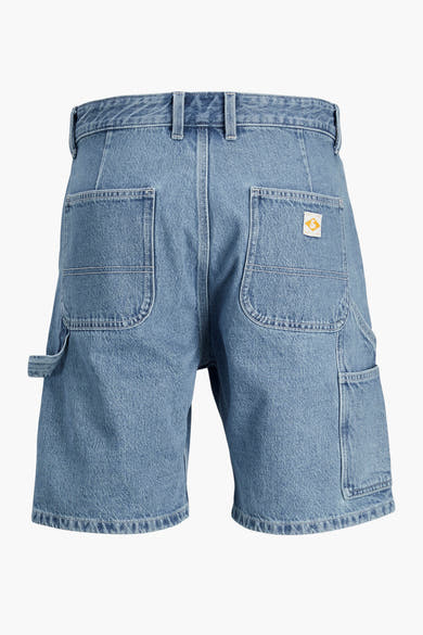 Short en jean bleu clair, par JACK & JONES JEANS INTELLIGENCE, avec poches arrière et porte-outils.