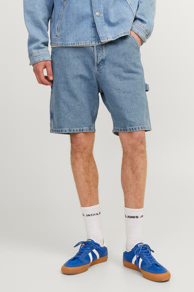 Short en jean bleu clair de JACK & JONES, porté avec des chaussettes blanches et des baskets bleues.