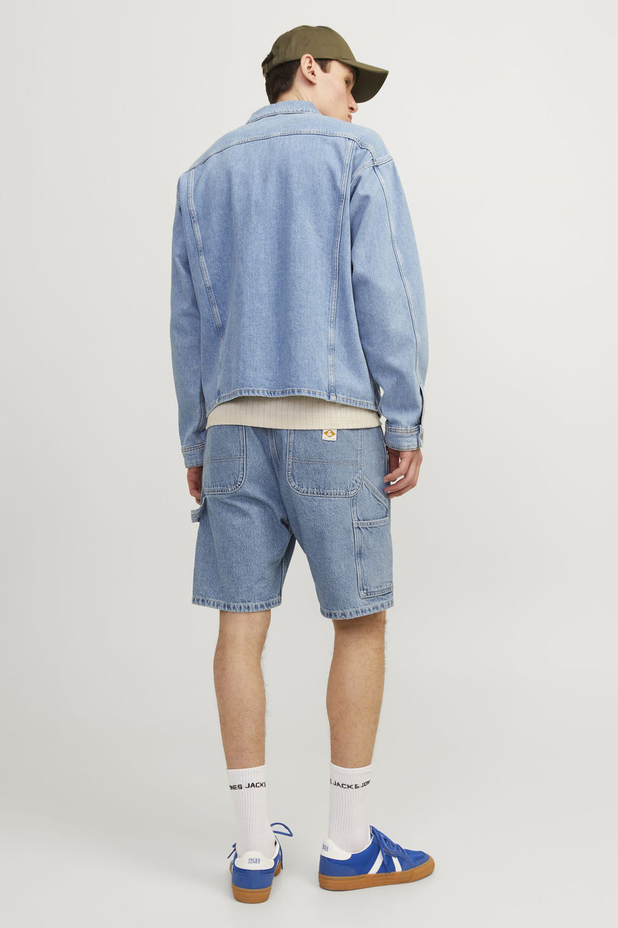 Short en jean bleu clair de JACK & JONES JEANS INTELLIGENCE, porté avec une veste assortie, des chaussettes et des baskets.