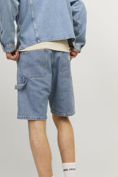 Short en jean bleu clair de JACK & JONES JEANS INTELLIGENCE, avec poches plaquées et jambe courte.