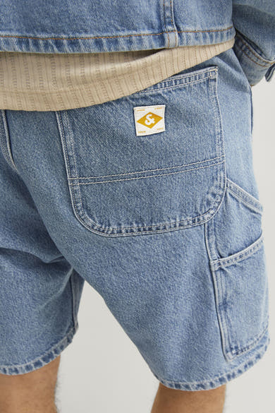 Short en denim bleu clair JACK & JONES JEANS INTELLIGENCE, avec poche à outils et patch logo arrière.