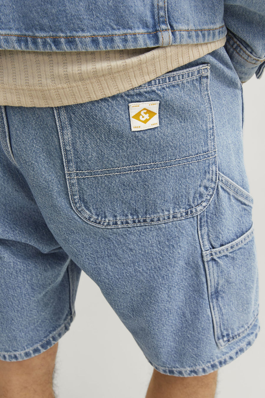 Short en denim bleu clair JACK & JONES JEANS INTELLIGENCE, avec poche à outils et patch logo arrière.