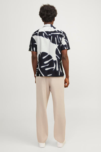 Chemise blanche à manches courtes imprimée par PREMIUM by JACK & JONES, avec motif noir de feuilles.