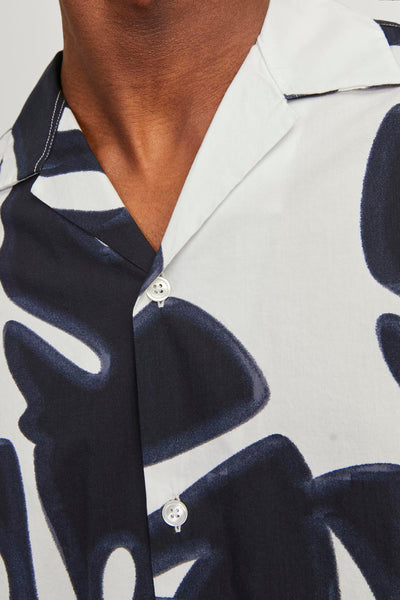 Chemise à manches courtes blanche à motif, de PREMIUM by JACK & JONES, avec deux boutons visibles.