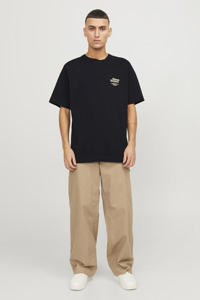 T-shirt noir à manches courtes par Originals by Jack & Jones, avec un petit logo sur la poitrine.