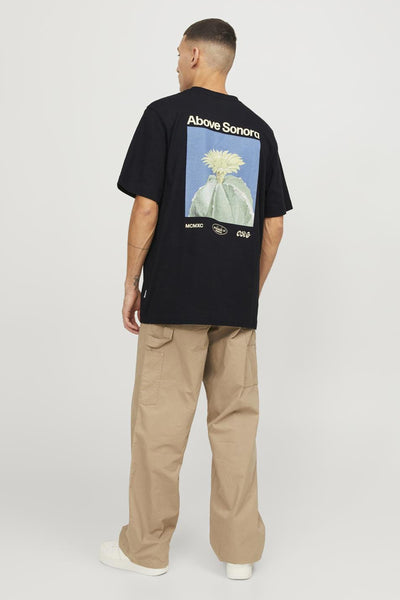 T-shirt noir à manches courtes de ORIGINALS BY JACK & JONES, avec motif cactus au dos, porté avec pantalon cargo beige.