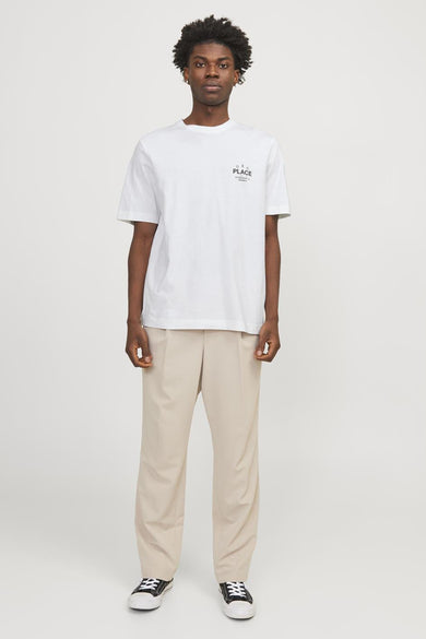 T-shirt blanc à manches courtes de ORIGINALS BY JACK & JONES, avec un imprimé texte discret sur la poitrine.
