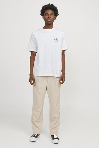 T-shirt blanc à manches courtes de ORIGINALS BY JACK & JONES, avec un imprimé texte discret sur la poitrine.