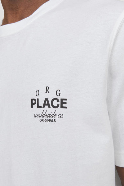 T-shirt blanc de ORIGINALS BY JACK & JONES avec un logo imprimé sur le devant.