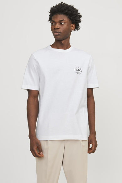 T-shirt blanc à manches courtes par ORIGINALS BY JACK & JONES avec un logo graphique sur la poitrine.
