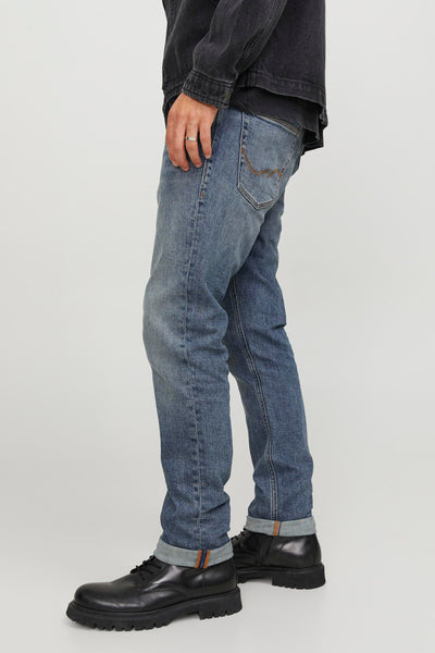 Jean slim bleu moyen de JACK & JONES JEANS INTELLIGENCE, avec ourlets retroussés laissant apparaître un liseré coloré.
