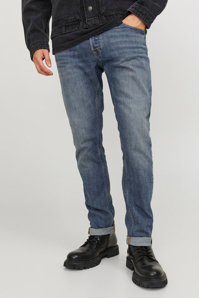 Jean slim en denim bleu moyen de JACK & JONES JEANS INTELLIGENCE, avec ourlets retroussés et coupe moderne.