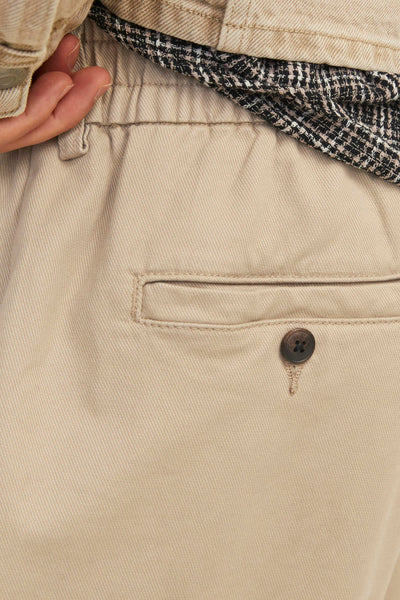 Ecru zomerbroek van JACK & JONES JEANS INTELLIGENCE met knoop en stikseldetail op de zak.