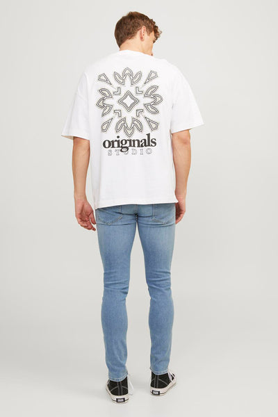 Jean skinny bleu clair de JACK & JONES JEANS INTELLIGENCE avec détail à l'arrière du t-shirt.