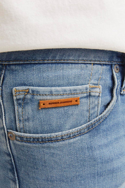 Jean skinny en denim bleu clair de Jack & Jones, avec une petite poche et un empiècement en cuir.