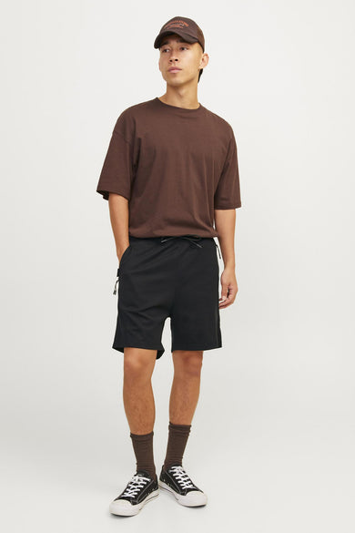 Short noir de JACK & JONES JEANS INTELLIGENCE porté avec un t-shirt marron, des chaussettes et des baskets.