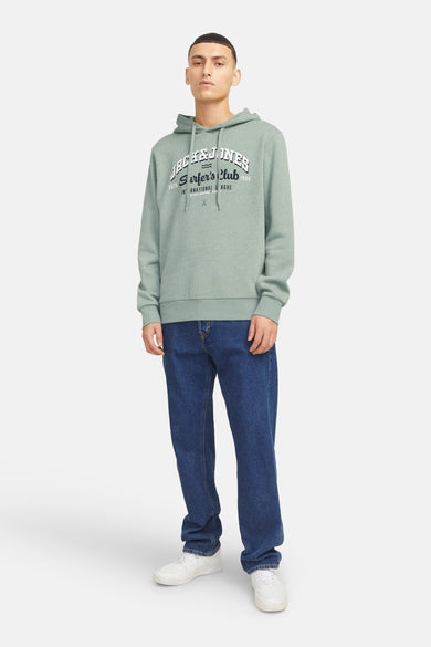 Sweat à capuche vert de Originals by Jack & Jones, porté avec un jean bleu et des baskets blanches.