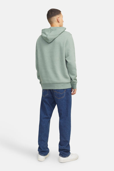 Sweat à capuche vert par ORIGINALS BY JACK & JONES, porté avec un jean bleu et des baskets blanches, vue de dos.