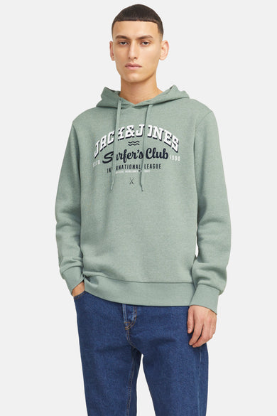 Sweat à capuche vert par ORIGINALS BY JACK & JONES avec inscription imprimée sur le devant, porté avec un jean bleu.