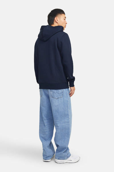 Sweat à capuche bleu marine par ORIGINALS BY JACK & JONES, porté avec un jean ample et des baskets blanches.