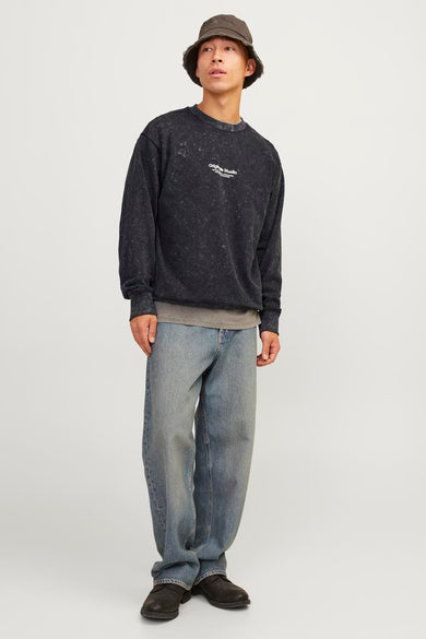 Polaire noire Originals by Jack & Jones avec motif délavé, porté avec un jean ample et un bob.