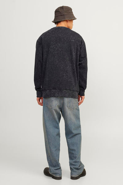 Polaire noir de ORIGINALS BY JACK & JONES, avec un motif délavé sur un homme portant un chapeau et un jean.