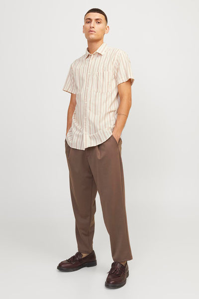 Chemise à manches courtes beige à rayures by ORIGINALS BY JACK & JONES, portée avec un pantalon marron et des chaussures en cuir.