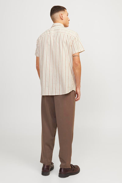 Chemise à manches courtes beige rayée par ORIGINALS BY JACK & JONES, avec pantalon marron et chaussures assorties.