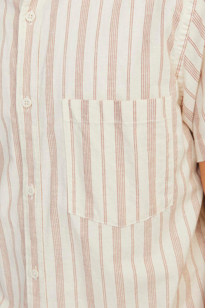 Beige gestreept overhemd met korte mouwen van ORIGINALS BY JACK & JONES, met zichtbaar borstzakje en knoopsluiting.