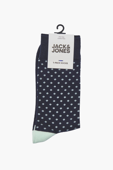 Chaussettes bleues à pois, ACCESSORIES BY JACK & JONES, avec bout vert d'eau, présentées sur cintre.
