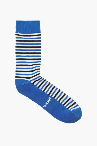 Chaussette rayée bleue et blanche par ACCESSORIES BY JACK & JONES avec détails noirs sur fond blanc.