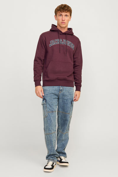 Sweat à capuche rouge bordeaux Originals by JACK & JONES, porté avec un jean cargo et des baskets bicolores.

