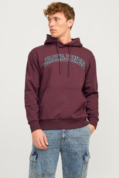 Sweat à capuche rouge bordeaux de Originals by Jack & Jones, porté avec un jean cargo bleu clair.