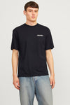 Zwart T-shirt met korte mouwen van Jack & Jones, gedragen met een wijde jeans en sneakers.