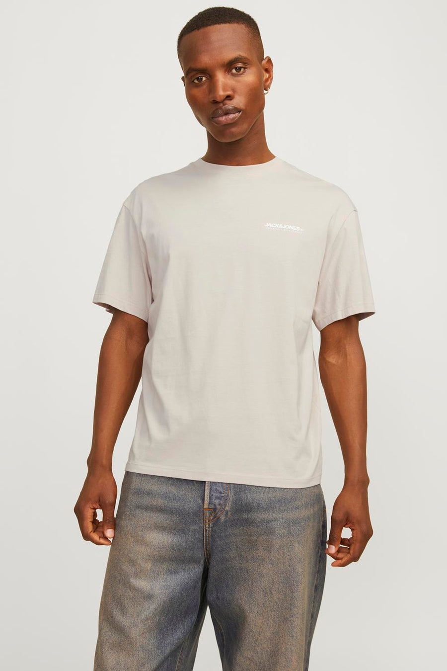 Beige T-shirt met korte mouwen van JACK & JONES, gedragen met een spijkerbroek