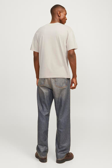 Beige T-shirt met korte mouwen van JACK & JONES, gedragen met een blauwe jeans en bruine schoenen, achtergezicht.