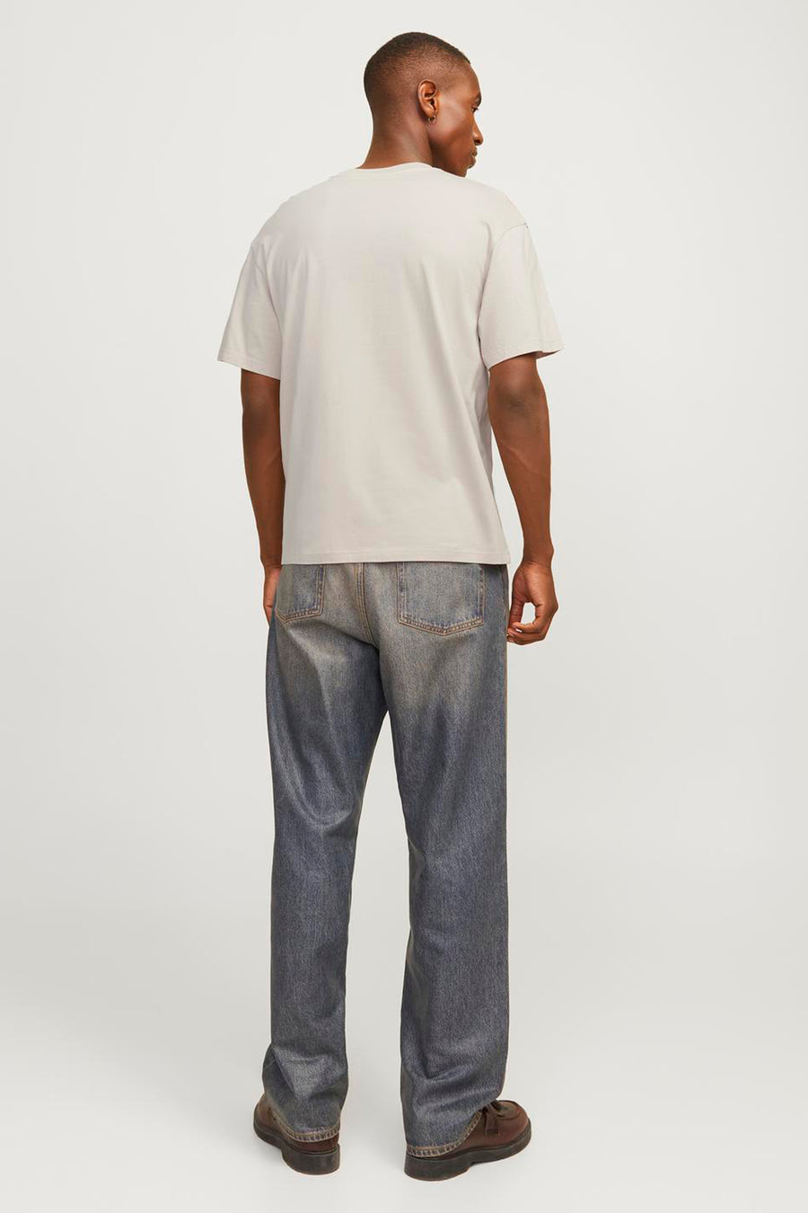 Beige T-shirt met korte mouwen van JACK & JONES, gedragen met een blauwe jeans en bruine schoenen, achtergezicht.