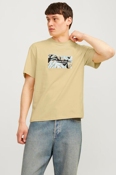 T-shirt à manches courtes jaune par ORIGINALS BY JACK & JONES, avec motif graphique sur le devant, porté avec un jean bleu délavé.
