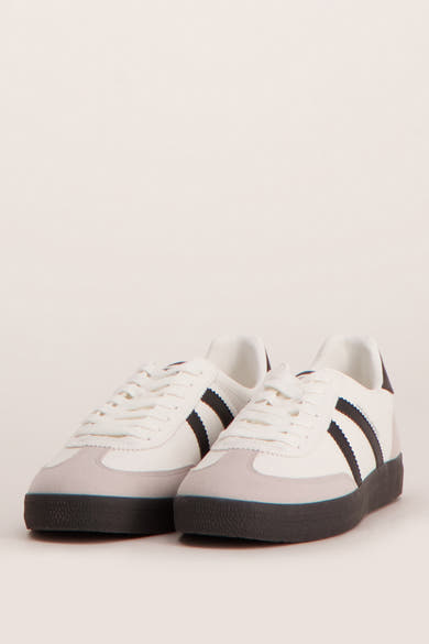 Baskets blanches ACCESSORIES BY JACK & JONES avec bandes noires latérales et semelle noire texturée.