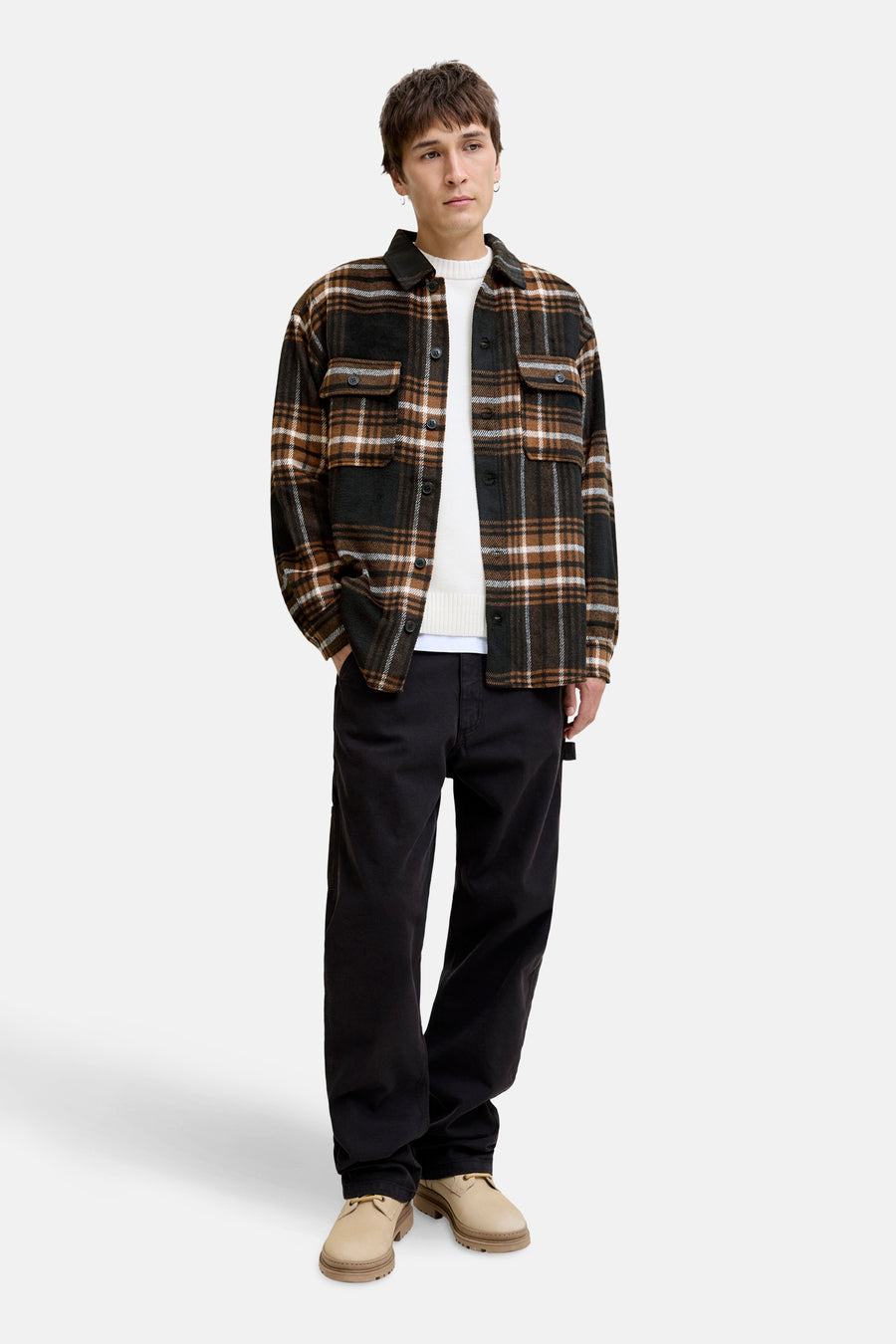 Bruin geruit overhemd met lange mouwen van ORIGINALS BY JACK & JONES, gedragen met een witte trui en een zwarte broek.