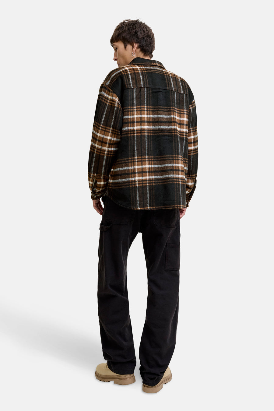 Bruin geruit overhemd met lange mouwen van ORIGINALS BY JACK & JONES, van achteren gezien met een zwarte broek en laarzen.