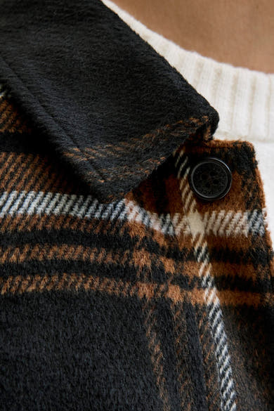 Bruin overhemd met lange mouwen van ORIGINALS BY JACK & JONES in geruite stof met een zwarte kraag.